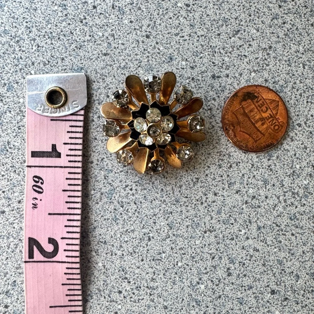 Vintage 1950s Gold enamel rhinestone Brooch flower unsigned Coro pin trifari - Picture 3 of 10